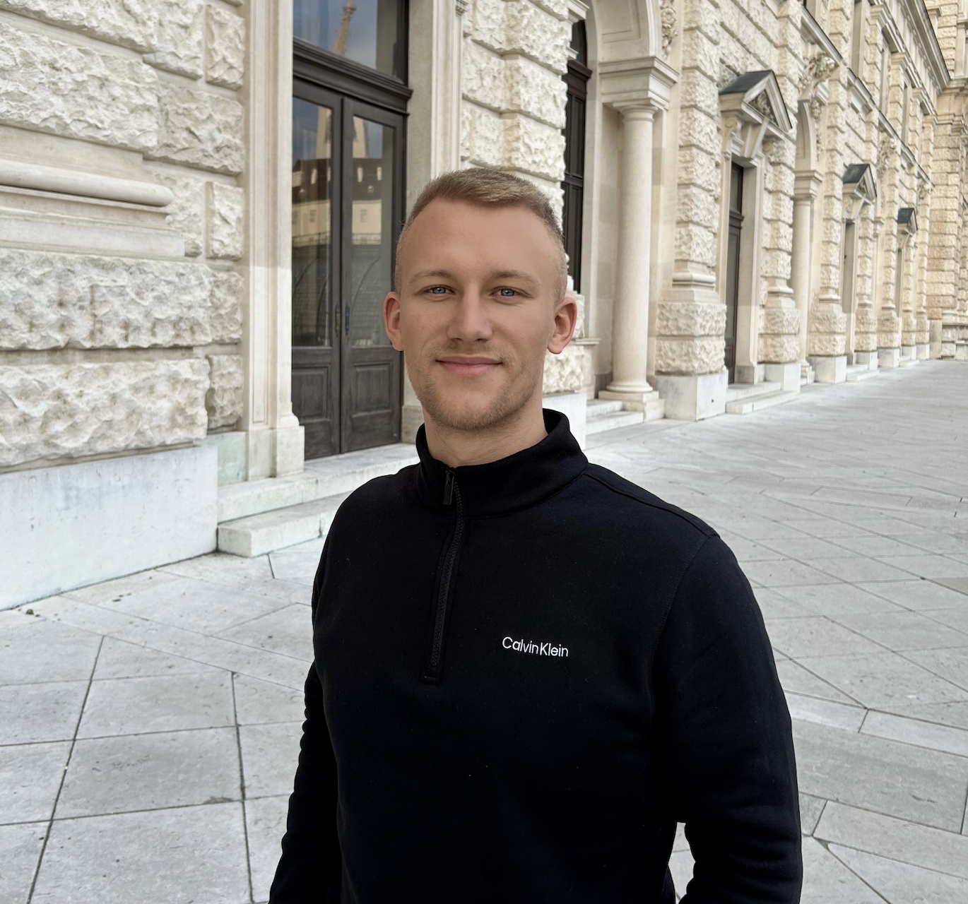 Tom Redikop, Gründer von rescora, vor einem historischen Gebäude